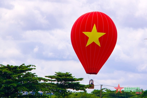 TP Hồ Chí Minh thả khinh khí cầu mừng Tết Độc lập: Bay lên Việt Nam ơi!